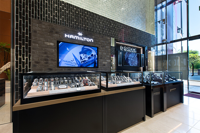 BREITLINGの時計を展示するHF-AGE 高崎店の店内カウンター